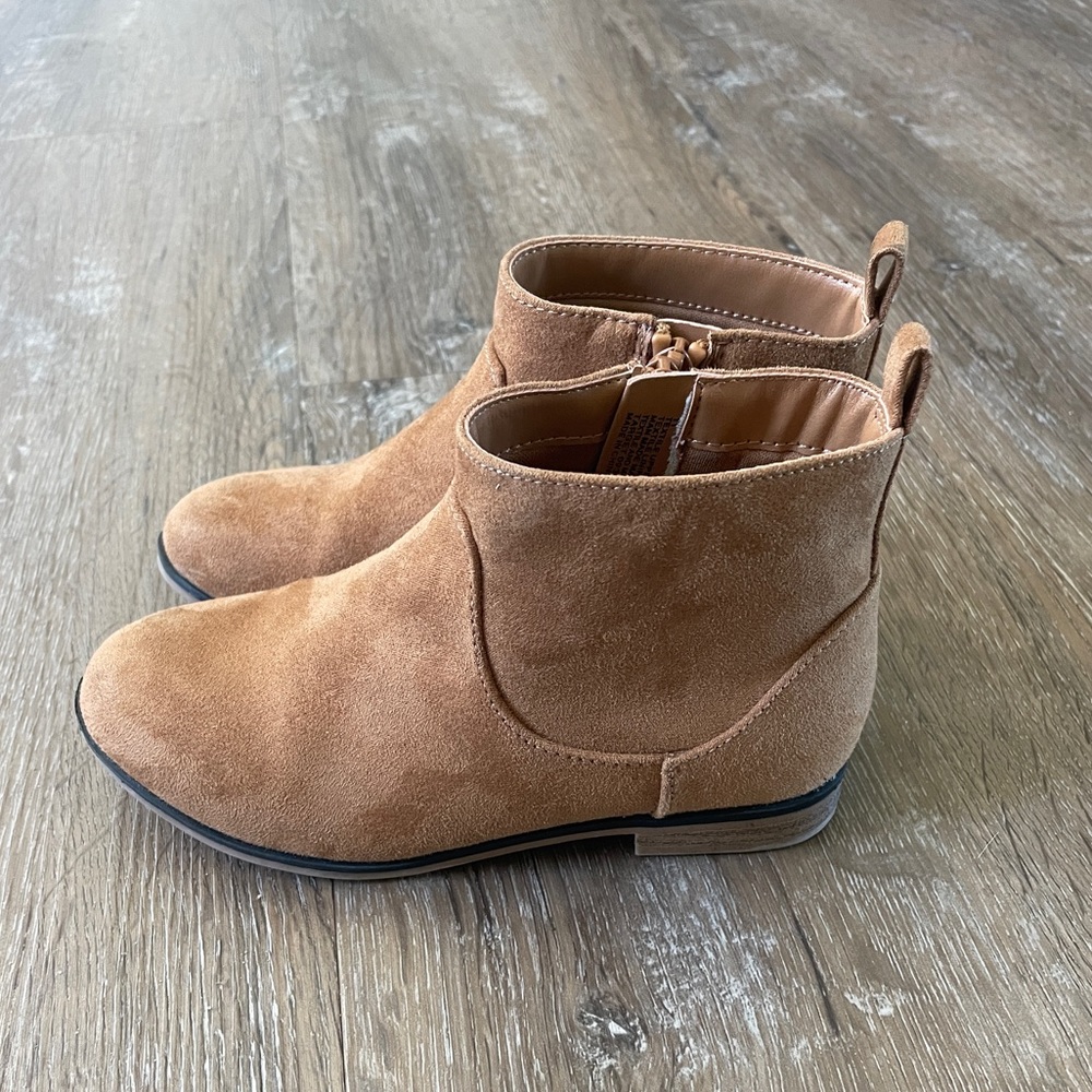 Toddler girl faux suede tan booties size 11 cat & jack